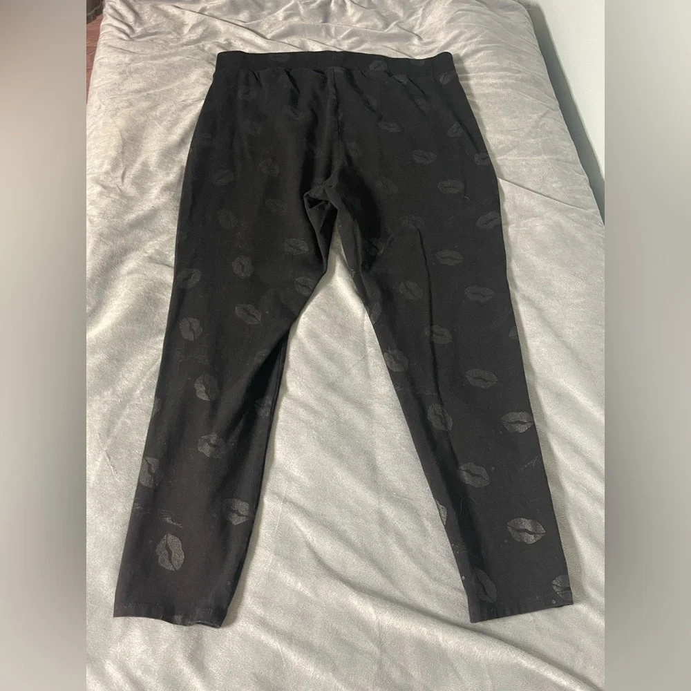 Torrid x Marilyn Monroe 2X (18-20) kisses full length legging - Picture 3 of 5